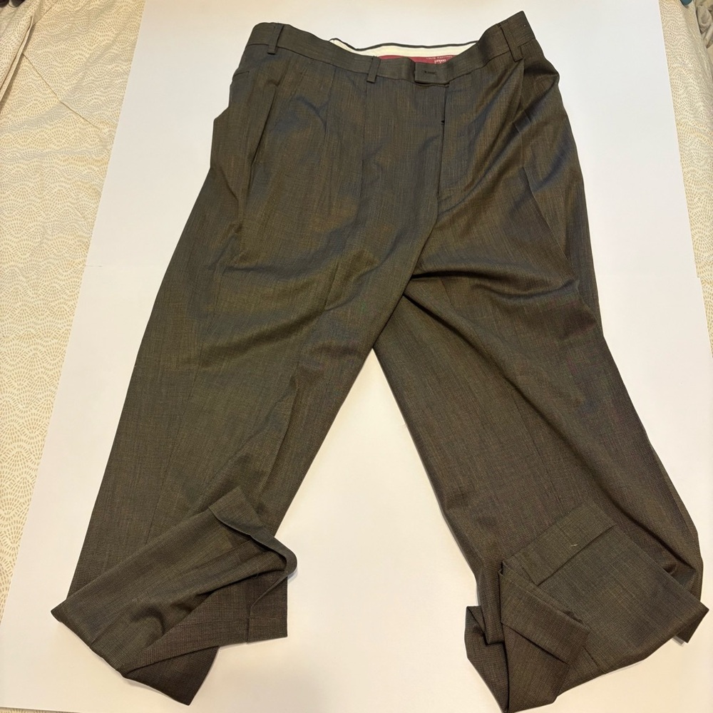 Louis Raphael Gray Dress Pants with Tailored Waist and Pleated Front